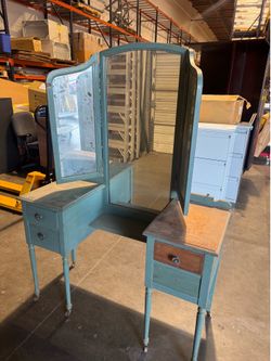 Vintage vanity dresser