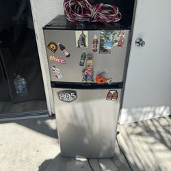 Mini fridge 