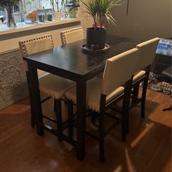 Dinning Table / 4 Chairs 