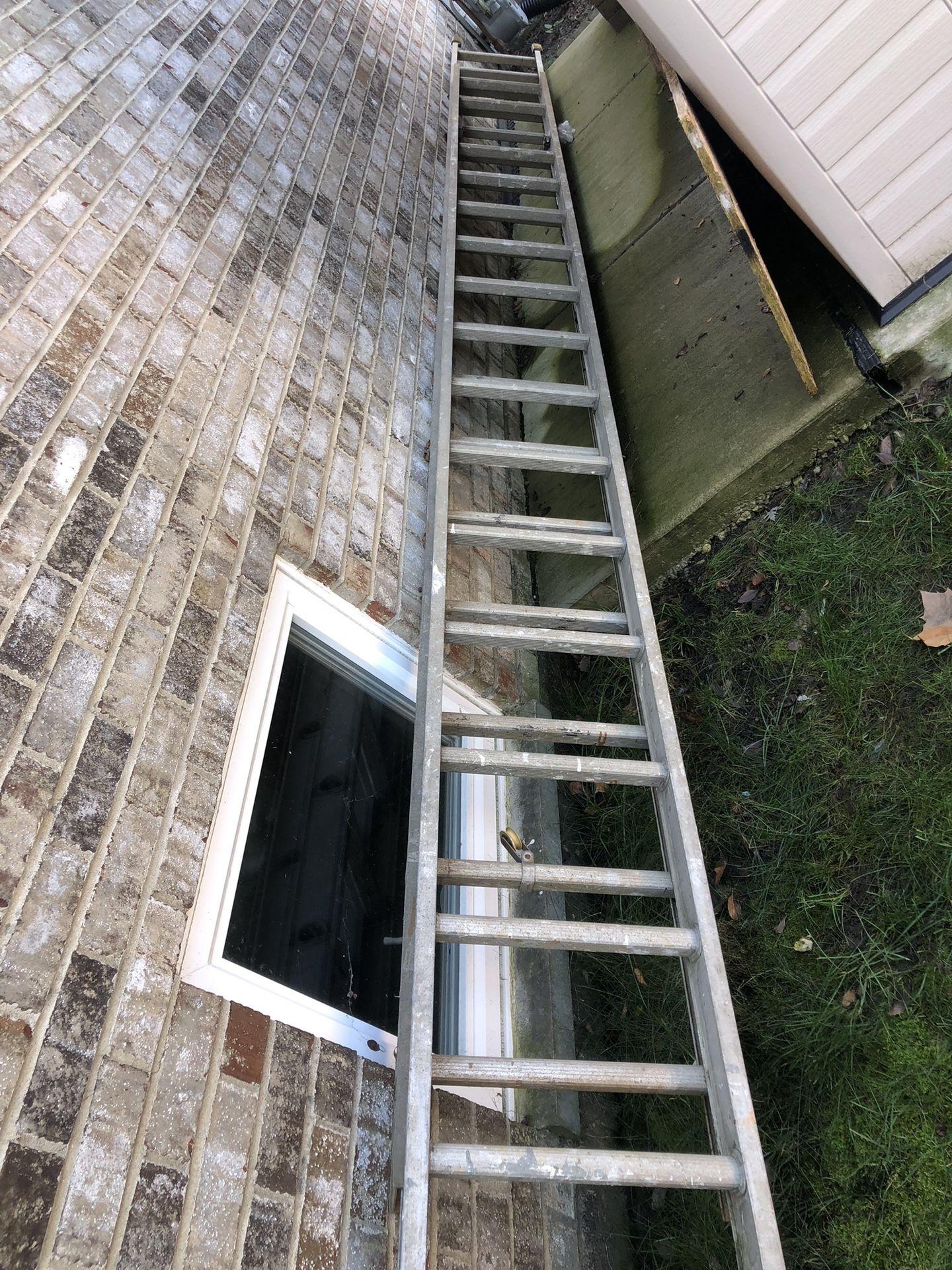 30’ Extension Ladder Aluminum