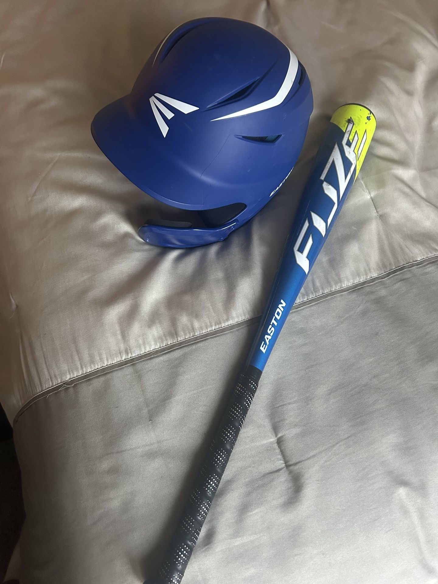 Easton Fuze Youth Tee Baseball Bat &Easton Junior Helmet