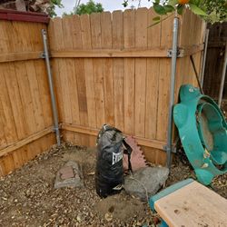 Everlast small boxing bag. Been outside needs a good cleaning