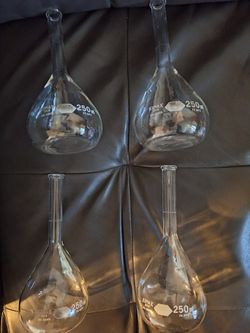 Pyrex Glass 4- 250ml Flask, 1-500ml, & 1-Kimax 1000ml