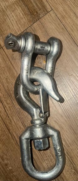 Preowned in excellent condition this is a swivel hook with shackle . WLL2T & WLL31/4T. 5/8 located off lake mead and Simmons area asking $30