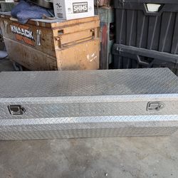 Truck tool box