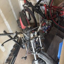 125cc Dirt bike STARTS FIRST KICK READ DESCRIPTION 