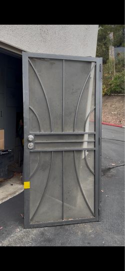 Una puerta de metal  70