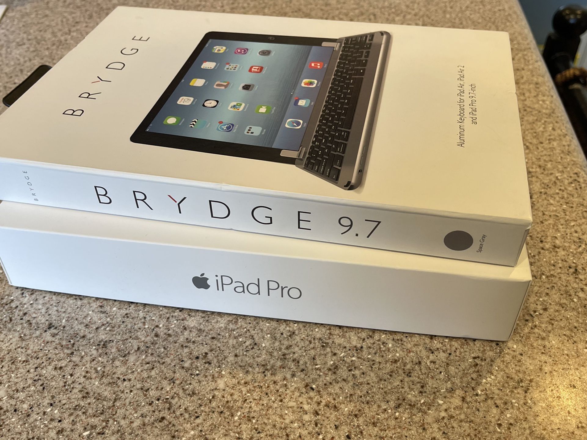 Apple iPad Pro 9.7 256GB Cellular & Brydge Keyboard