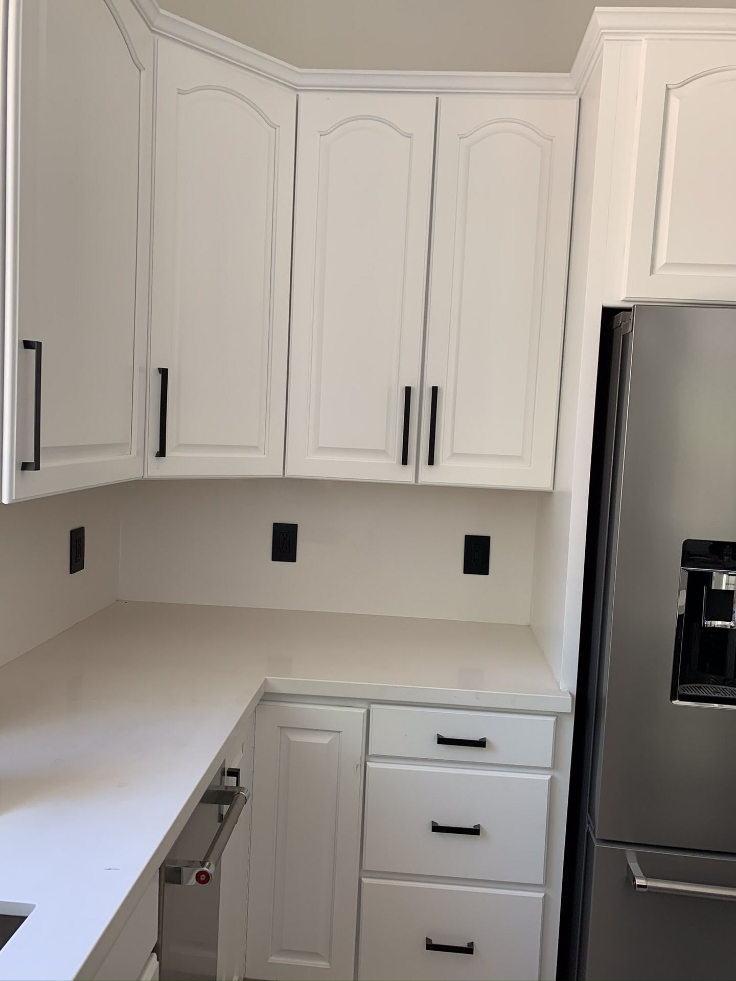 Kitchen cabinets and island with quartz countertop