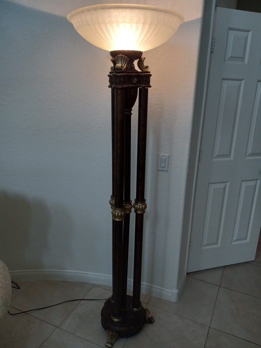 Like New  Floor  Lamp Works Perfect 