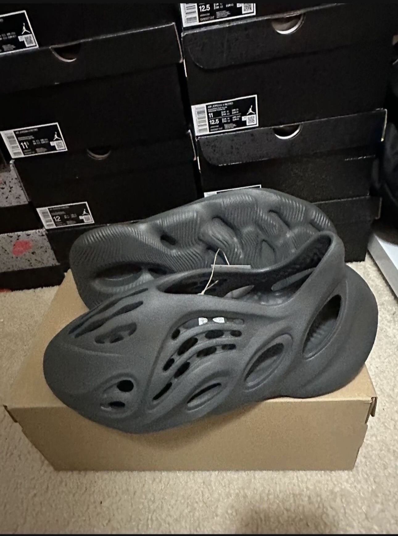 adidas Yeezy Foam Runner Carbon IG5349 Mens Size 10 Brand New