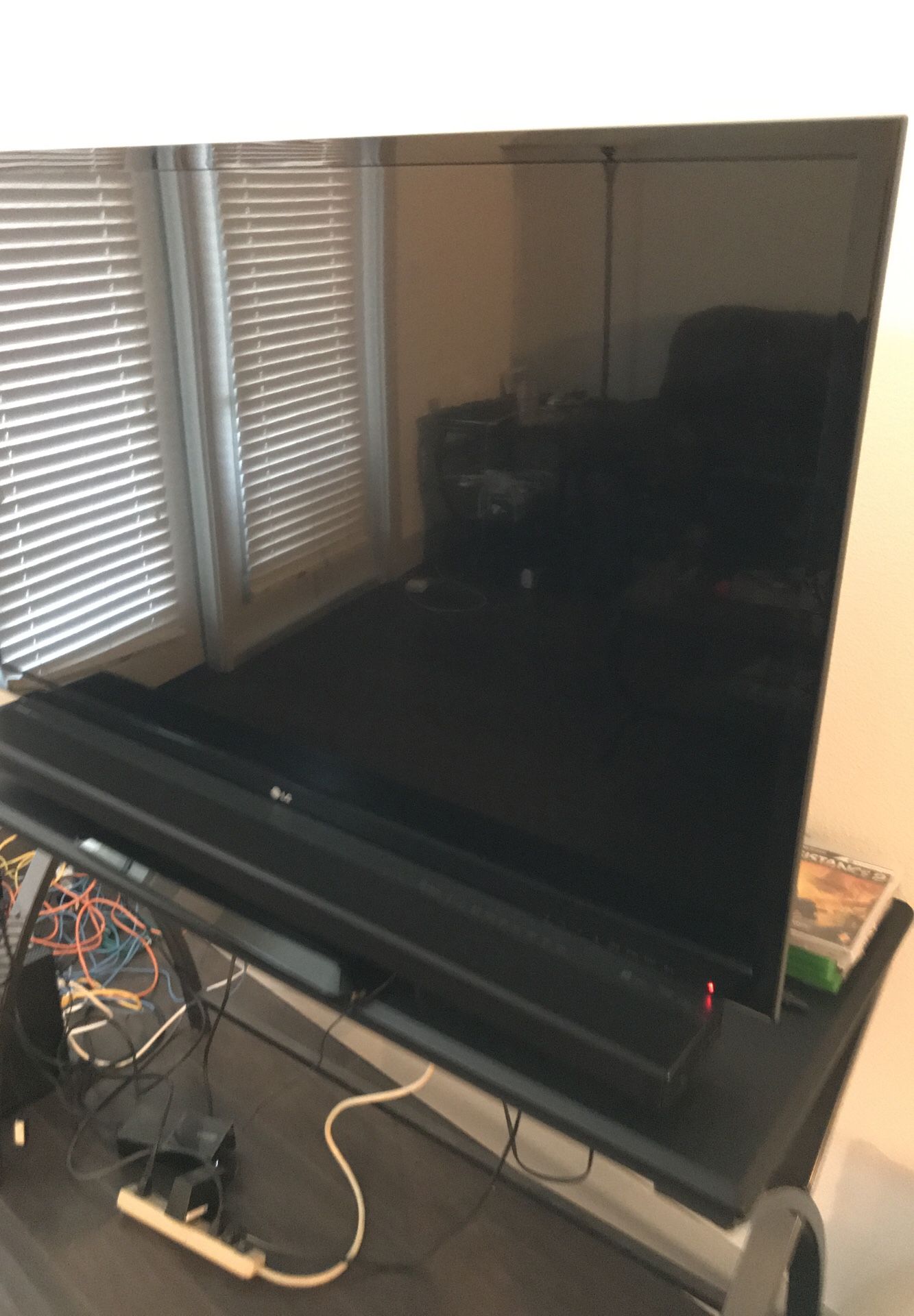 47” LG 47LS4600 with sound bar and mounting bracket