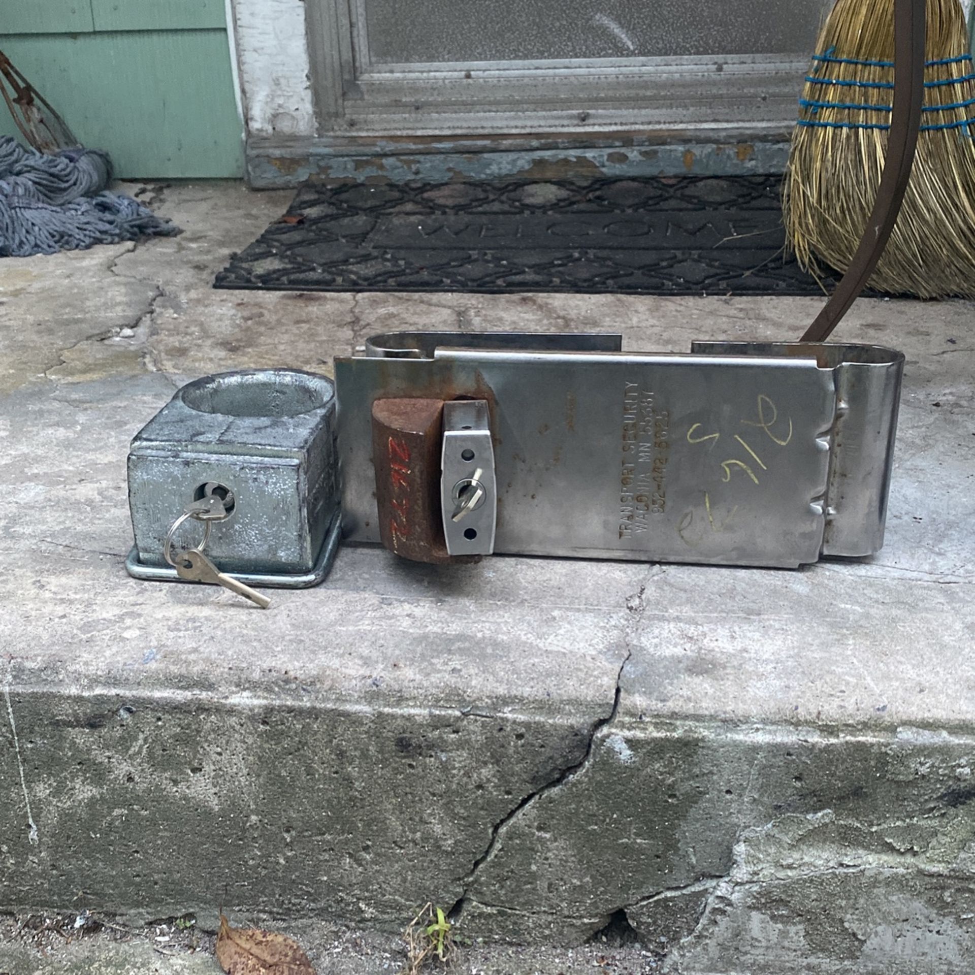 Enforcer Locke And King Pin for The Trailer.Have Keys To Both Locks.I am only asking for $ 325.00 for both Locks