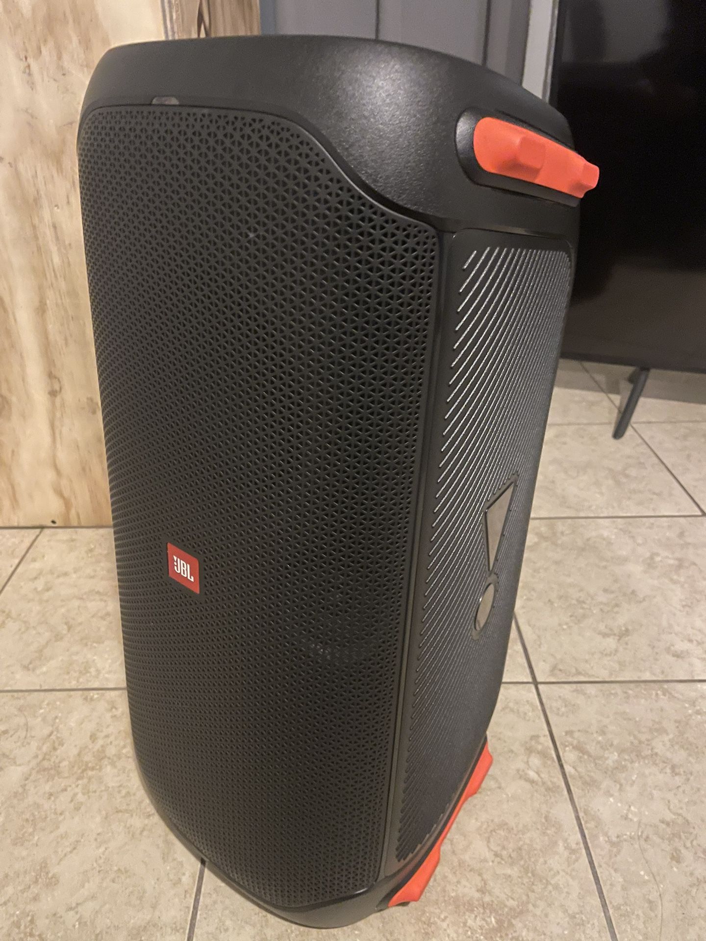 JBL PARTYBOX 110 ( in really good condition)
