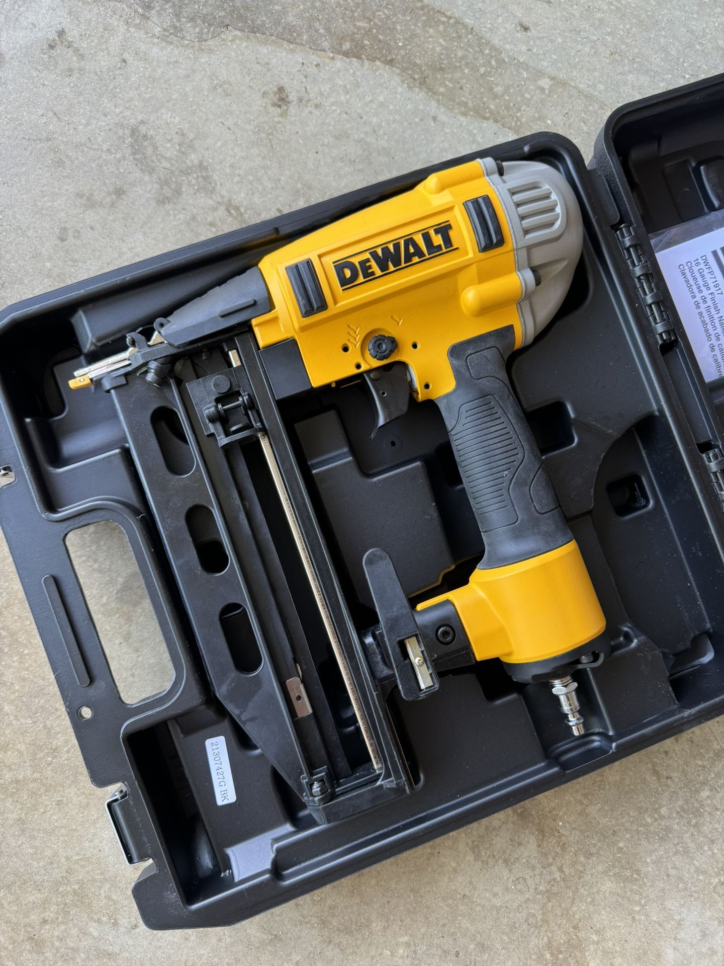 DEWALT Pneumatic 16 Gauge 1/2 Corded Finishing Nailer