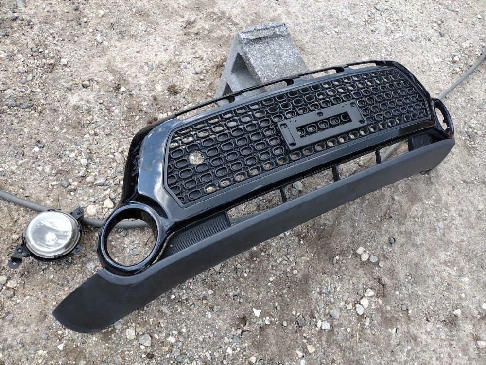 2014 To 2016 Kia Soul Lower Front Bumper Cover And Grill With A Passenger Side Fog Light OEM Parts