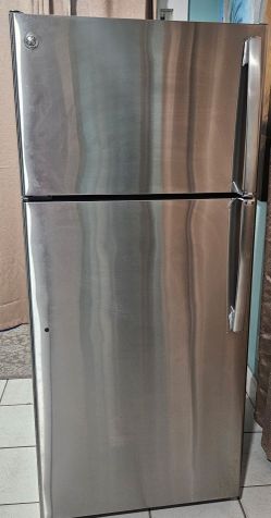 General Electric Refrigerator In Good Condition