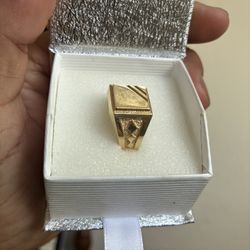 Huge gold ring, original, it's new, the price is negotiable