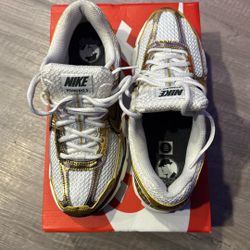 Women’s Nike Zoom Vomero 5 Metallic, Gold And White And Black Size 9