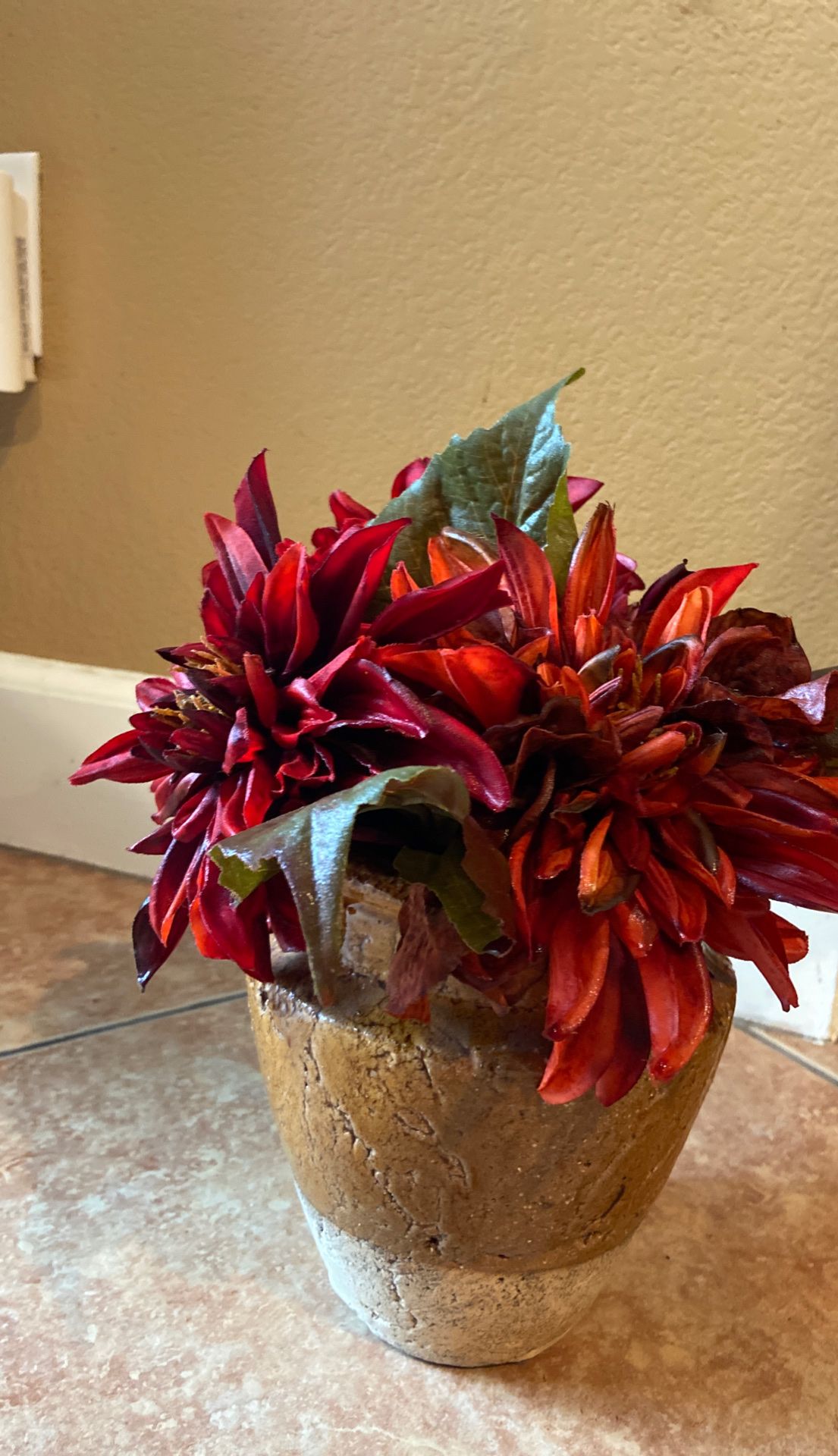 Decorative flower pot