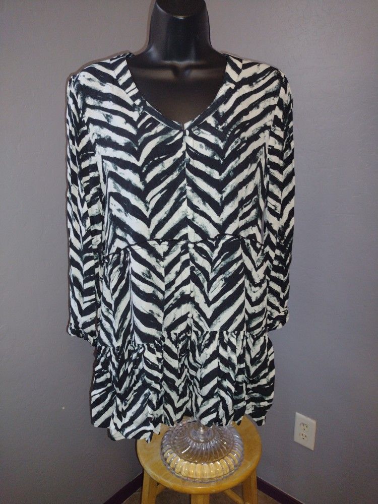 Black and white long sleeve tunic blouse with ruffle bottom size medium by true luxe jeans