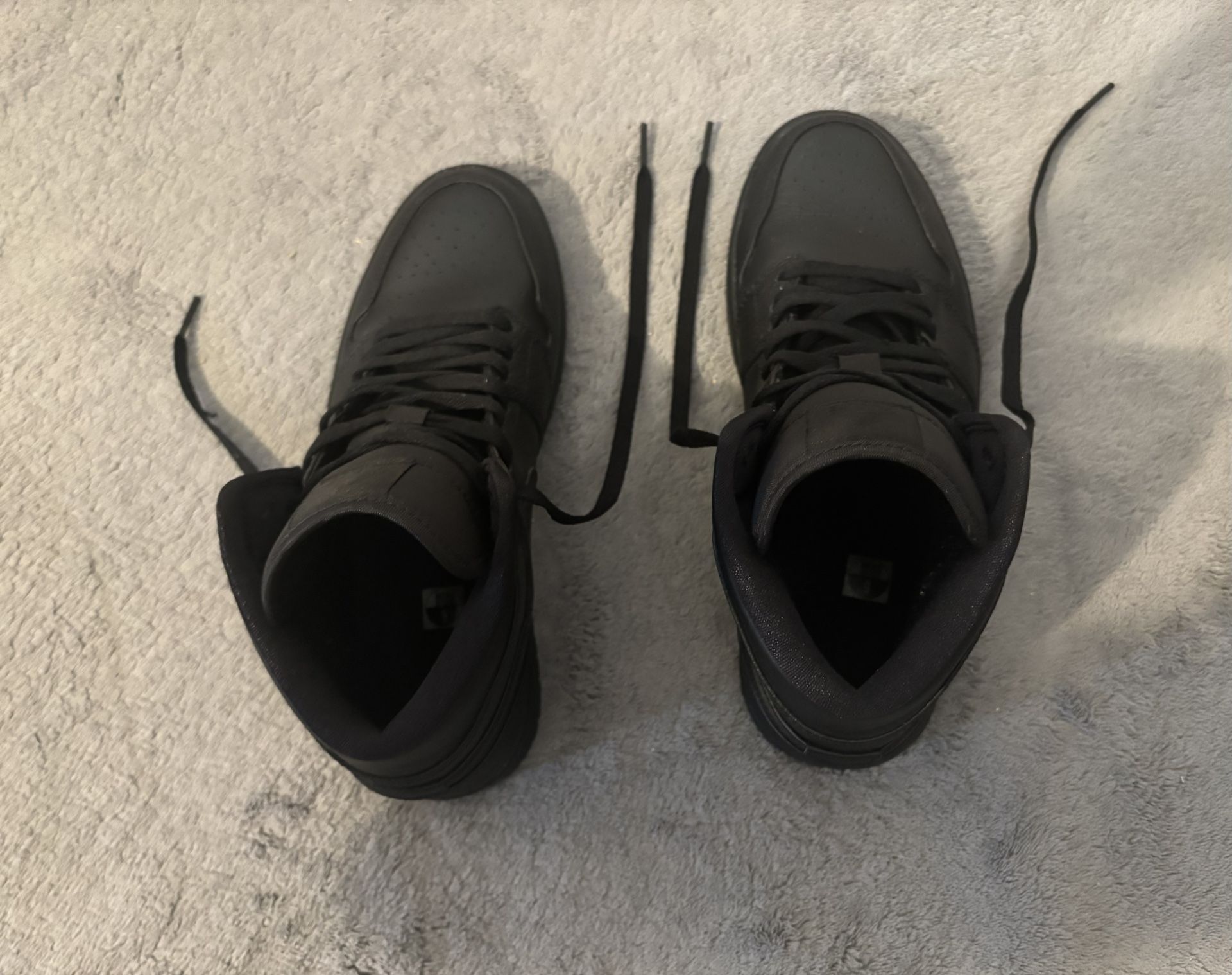 Jordan 1 Mid Triple Black – Size 9