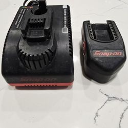 Snap-on CTC420 Battery Charger w/18 Volt Batterie