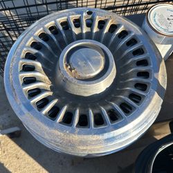 Pontiac GTO or Catilina Hub Caps