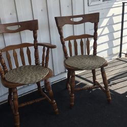 2 Beautiful Vintages Chairs
