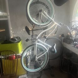 White Classic Huffy Bike Price Is Negotiable 