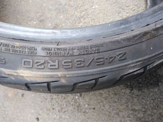 One tire 20. Una llanta 20