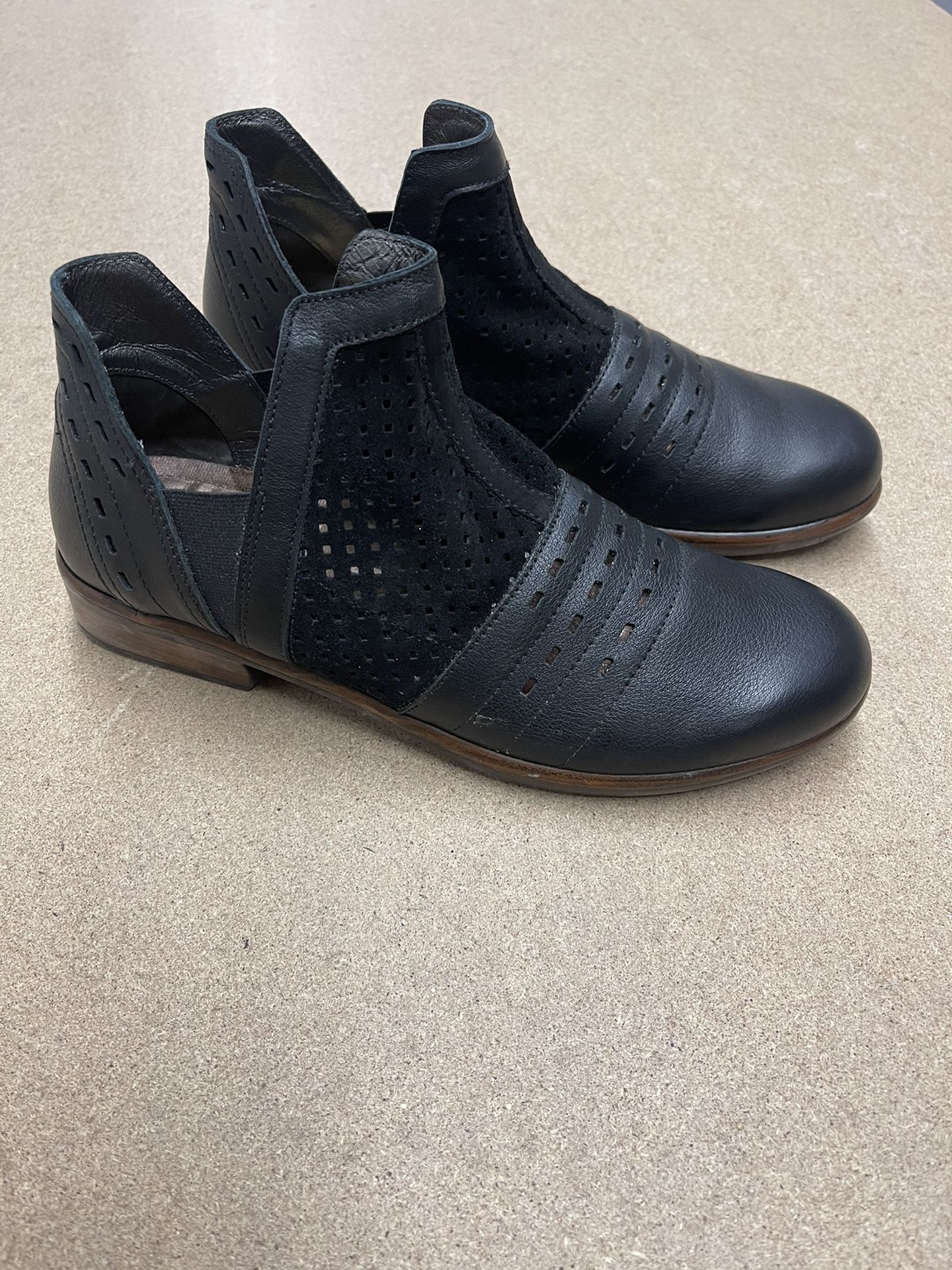 NAOT Women’s Size 38 Black Rivotra Bootie