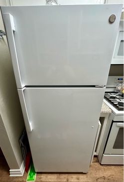 GE 17.5 cu ft Top Freezer Refrigerator White