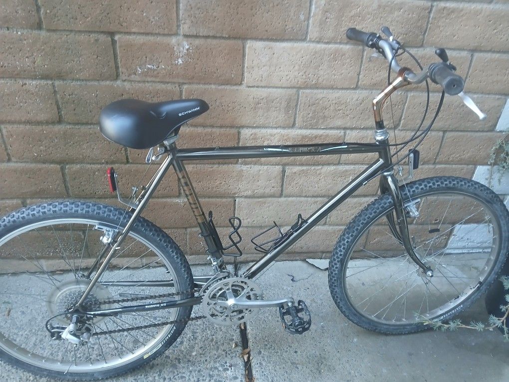 1987 SCHWINN HIGH SIERRA VINTAGE MOUNTAIN BIKE