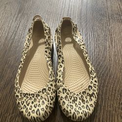 Womans Cheetah Crocs Shoes Size 6