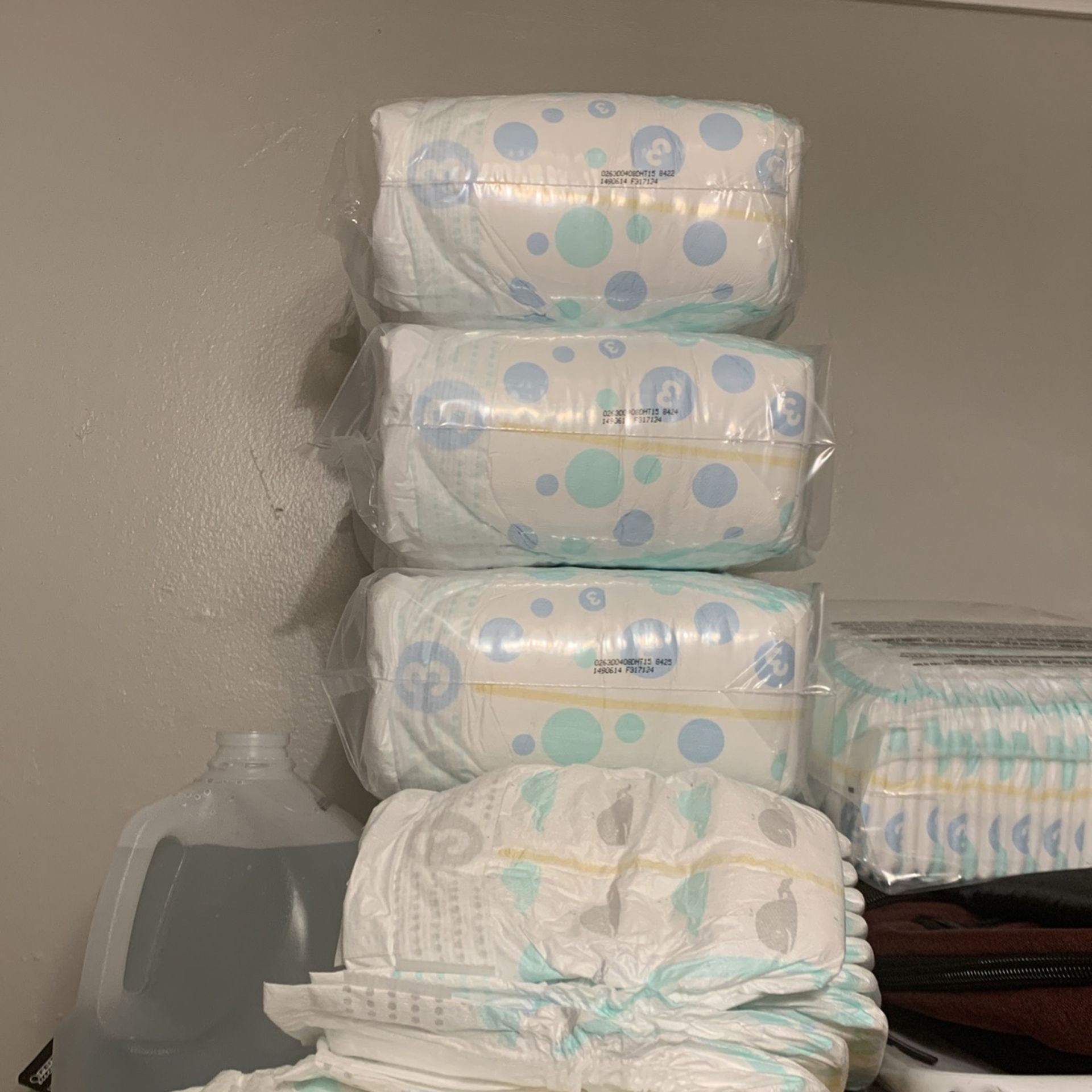 Diapers Size 3 - 210 $ 20