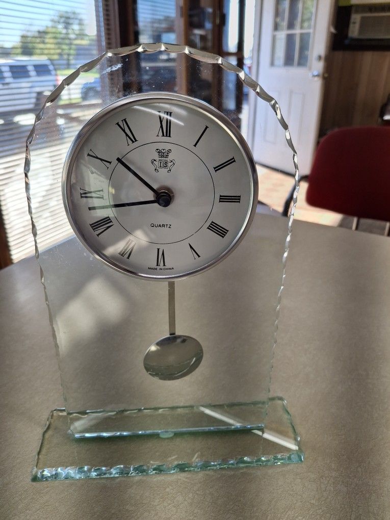 BEAUTIFUL Vintage  Quartz  Desk CLOCK Made Of Jade GLASS  PERFECT CONDITION 
