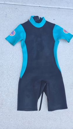 Vintage Aleeda shorty wetsuit is size Large. This black wetsuit has turquoise side panels and sleeves. The item is made in the USA with a nylon lining
