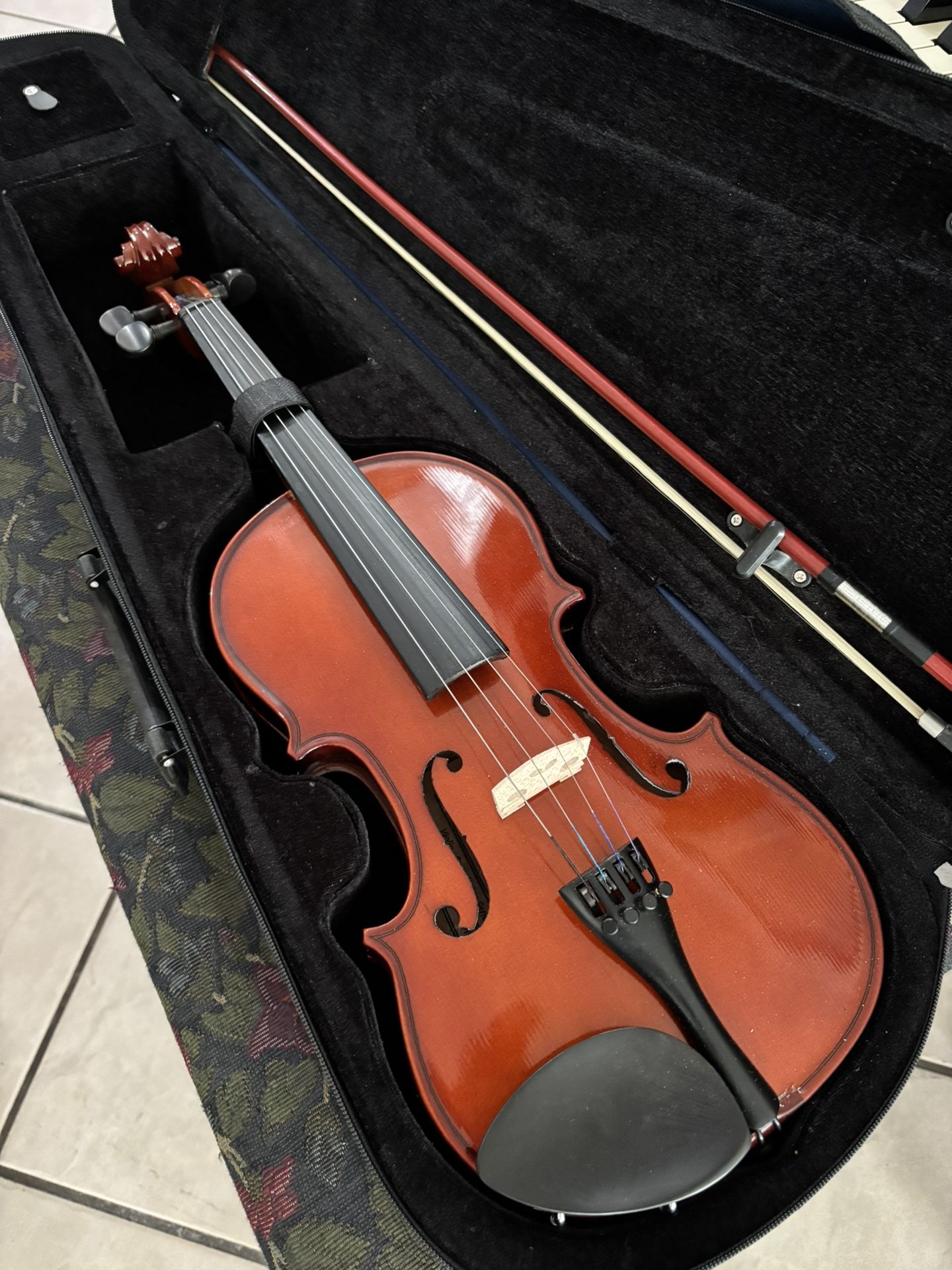 Beginner Violin w/ Bow and Case – Great Condition