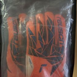 Kids Goalie Gloves - Size 5 (brand new) 