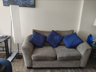 SUPER COMFY COUCH 4 FREE
