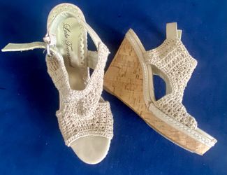 Cute summer wedge sandals, Like new/excellent cond ~
