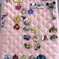 Disney Pin Trading 