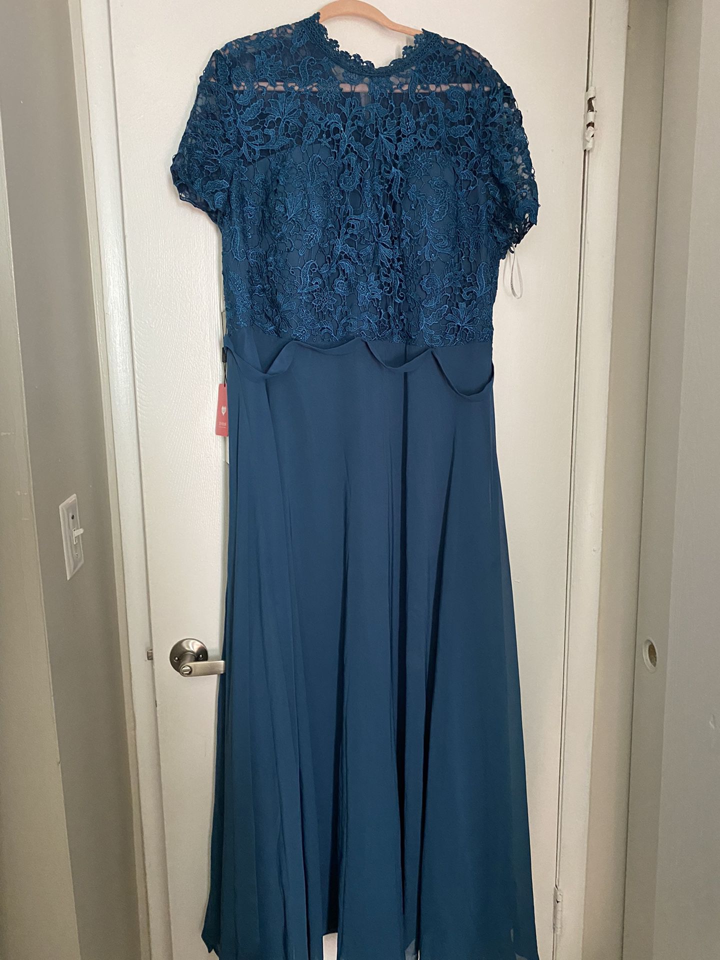 Formal Teal Blue Gown Women’s Dize 24. Brand New. Never Worn. Bought For Wedding Reception and Decided On A Different Style.