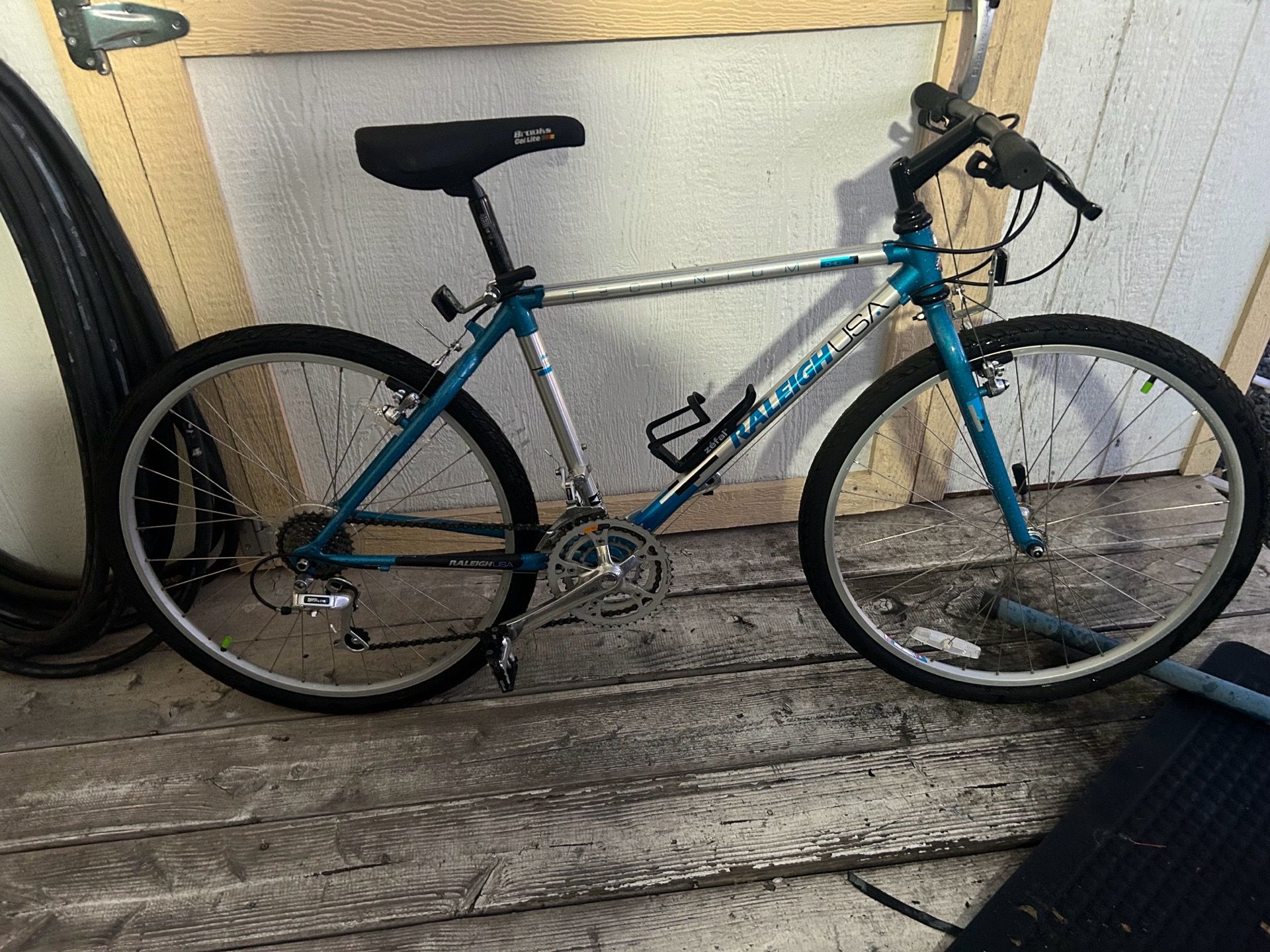 Raleigh Chill hybrid bicycle