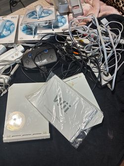 Nintendo Wii Console Bundle with Accessories