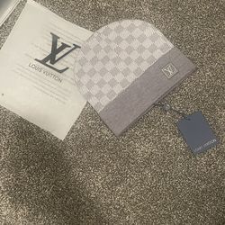 loui v beanie