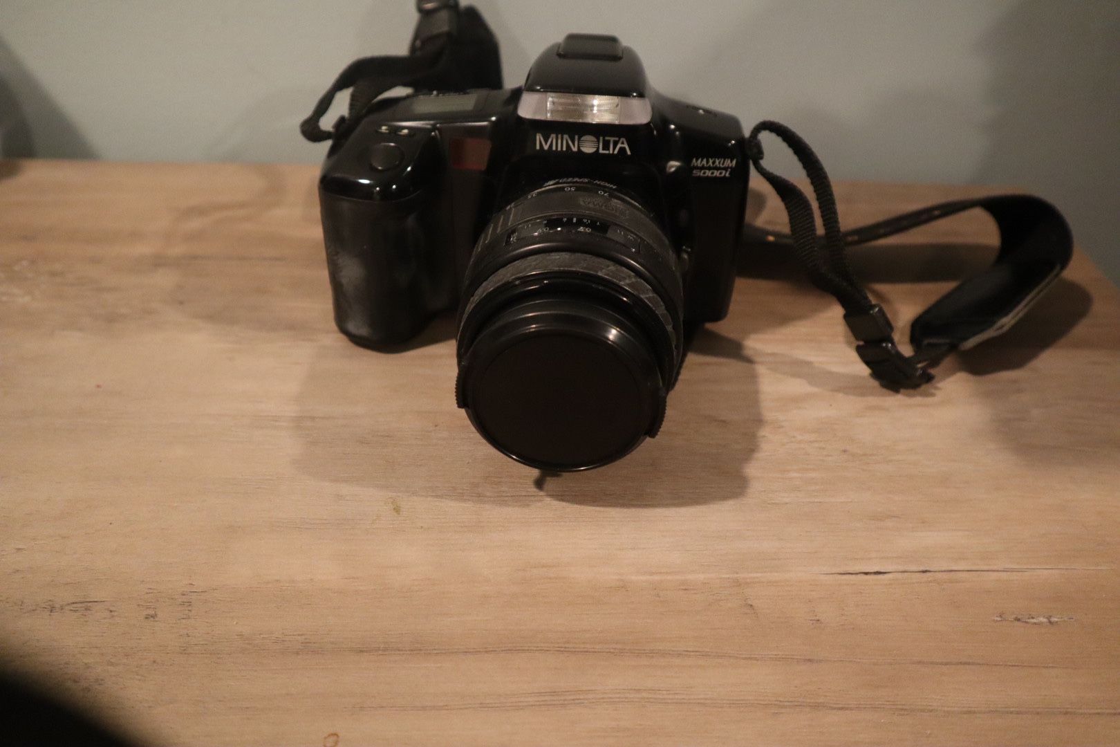 Minolta maxxum camera with 28-70mm lens