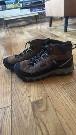 Keen youth, hiking boots