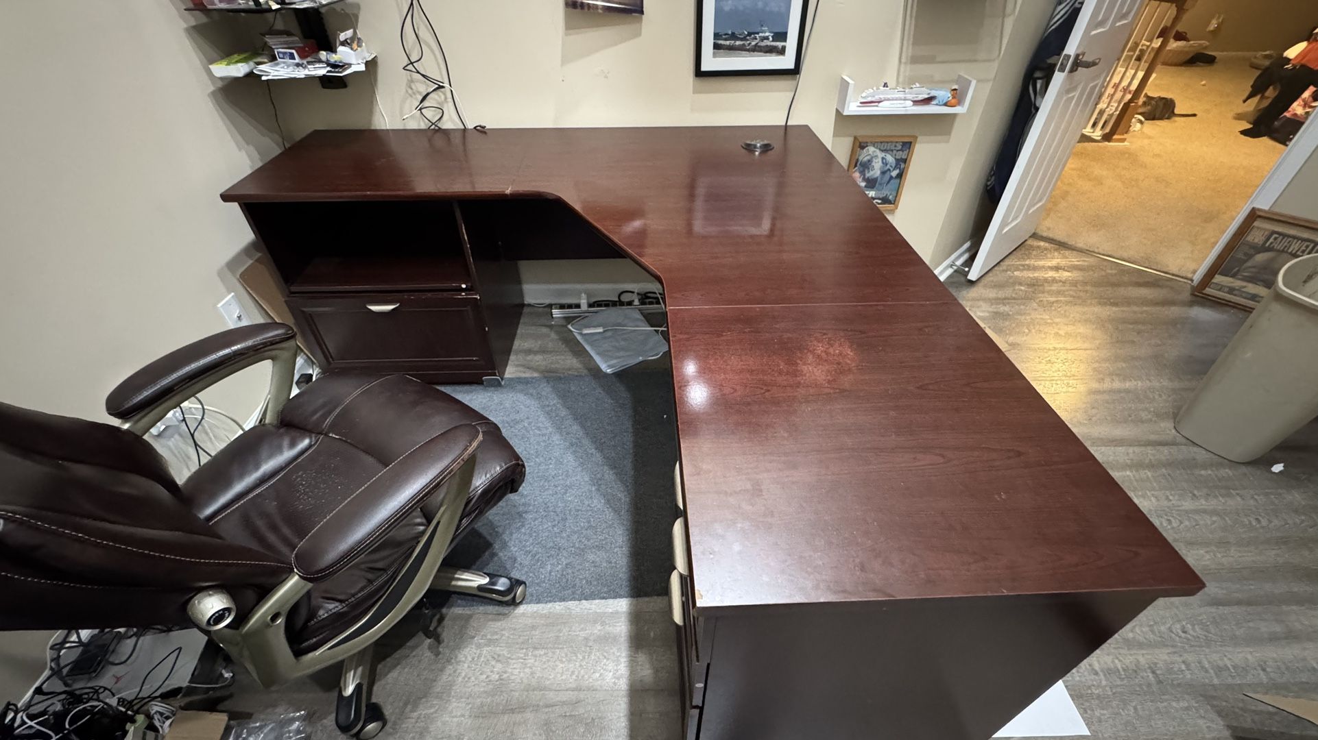 Executive āLā Shape Desk